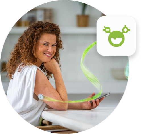 Accu-Chek SmartGuide CGM sensörünü takmış ve mySugr mobil uygulamasını memnuniyetle kullanan bir kadın.